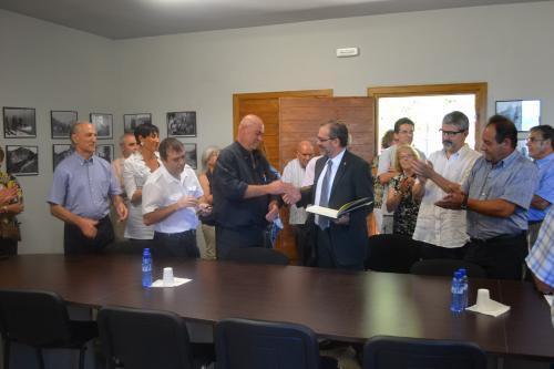 ORIfoto_signatura_al_llibre_dhonor_editora_2_4846_0_1
