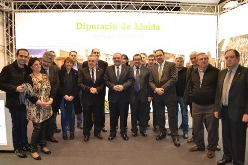 ORIrene_amb_els_alcaldes_de_les_garrigues_a_lestand_de_la_diputaciovrr_editora_2_5700_0