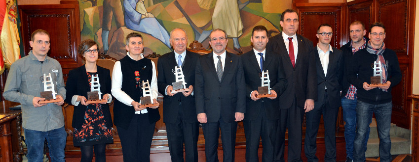 El president de la Diputació de Lleida, Joan Reñé, i el vicepresident tercer, Pau Perdices, amb els guanyadors dels Premis LO 