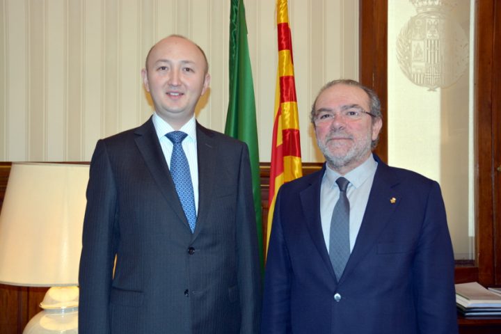 Reñé es reuneix amb el cònsol de Kazajstan, Danat Mussayev
